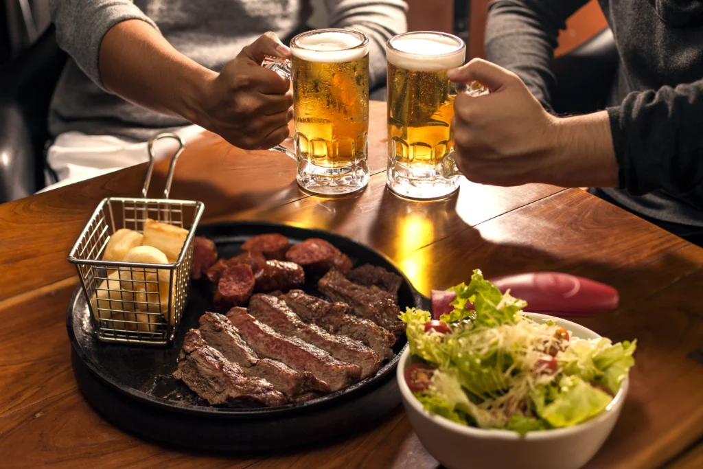 Entre Amigos e Taças: Combinações de Carnes e Drinks para Noites de Novembro